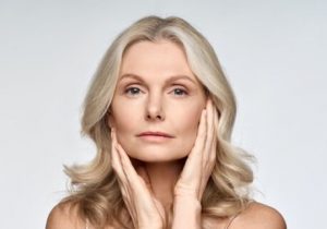 Zabiegi medycyny estetycznej po 50. roku życia – jak wyglądać naturalnie i świeżo?