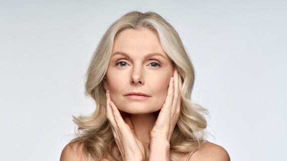 Zabiegi medycyny estetycznej po 50. roku życia – jak wyglądać naturalnie i świeżo?