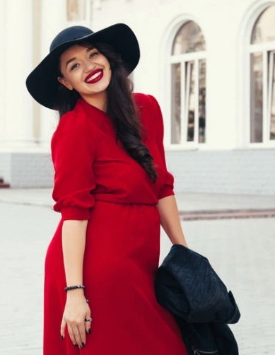 Moda na Walentynki plus size – stylizacje, które podkreślają sylwetkę