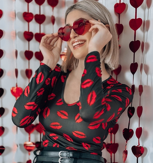 Stylizacja na Walentynki – co założyć na randkę, kolację lub spacer?