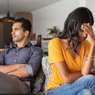 Dlaczego przyciągają nas niedostępni emocjonalnie partnerzy? Mechanizm, który mylimy z chemią