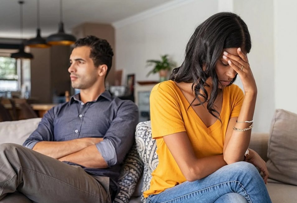 Dlaczego przyciągają nas niedostępni emocjonalnie partnerzy? Mechanizm, który mylimy z chemią