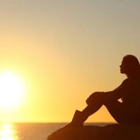 Kobieta siedząca w ciszy, zamyślona, doświadczająca emocjonalnej przemocy w relacji