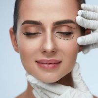 twarz przed zabiegiem z medycyny estetycznej z zaznaczonymi zmianami