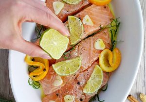 Wiosenna dieta na hormony. Co jeść, żeby odzyskać energię, poprawić metabolizm i lepiej się czuć