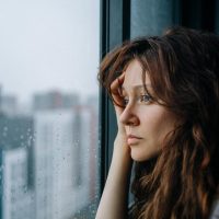 zamyślona kobieta w ciszy