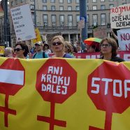 Najbardziej kontrowersyjne hasła i transparenty z demonstracji kobiet 2026. Tego dnia ulice mówiły jednym głosem