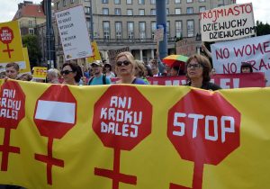 Najbardziej kontrowersyjne hasła i transparenty z demonstracji kobiet 2026. Tego dnia ulice mówiły jednym głosem