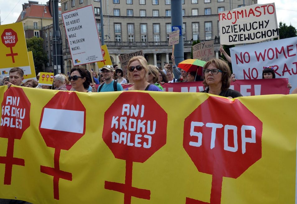 Najbardziej kontrowersyjne hasła i transparenty z demonstracji kobiet 2026. Tego dnia ulice mówiły jednym głosem