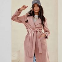 kobieta w pastelowym długim trenczu