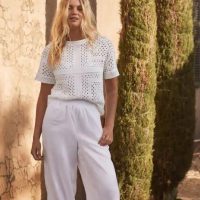 kobieta ubrana na biało