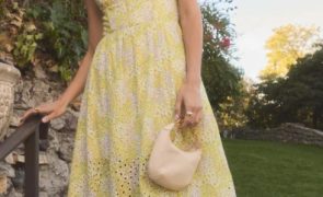 Te sukienki z sieciówek wyglądają luksusowo. 7 modeli, które tej wiosny kupują kobiety najczęściej