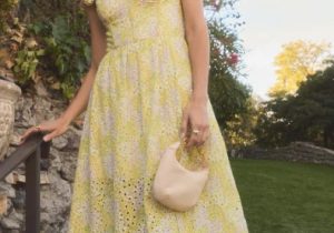 Te sukienki z sieciówek wyglądają luksusowo. 7 modeli, które tej wiosny kupują kobiety najczęściej