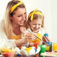 malowanie jajek na Wielkanoc z dzieckiem