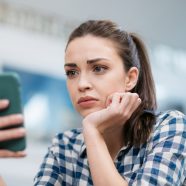 Dlaczego wiosną częściej porównujemy się do innych? Psychologia wyjaśnia