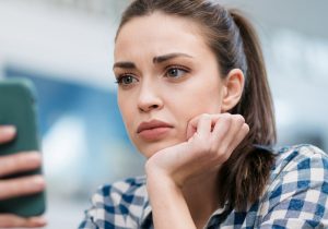 Dlaczego wiosną częściej porównujemy się do innych? Psychologia wyjaśnia