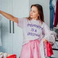 kobieta porządkuje ubrania na wiosnę