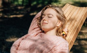 Wiosna a ciało kobiety – dlaczego zmienia się nastrój i energia?Psychologia i biologia bez filtrów