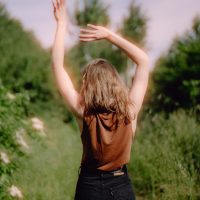 kobieta tańczy na łące