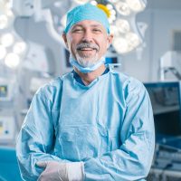 chirurg plastyczny w sali operacyjnej przed zabiegiem